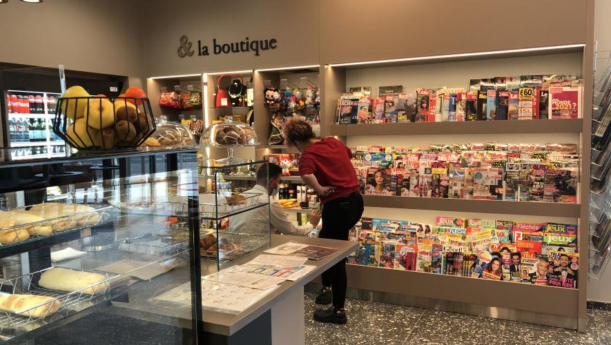 Nouvelle cafétériat dans le hall de l'hôpital