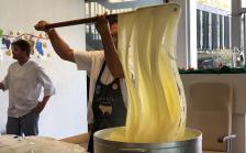 L'aligot du repas des vendanges à Perréal offert et organisé par l'équipe des VMEH